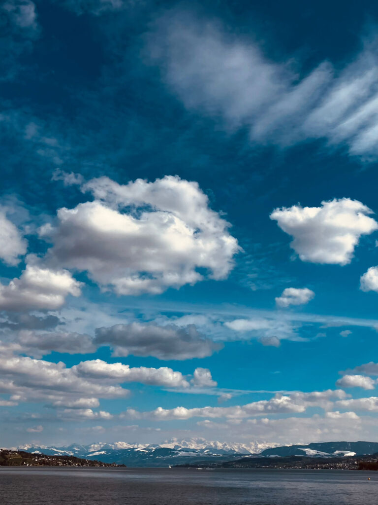 Albatros-Bestattungen® Blauer Himmel mit Wolken über dem See