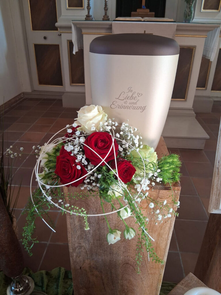 Albatros-Bestattungen® Beigefarbene Urne mit Rosengesteck